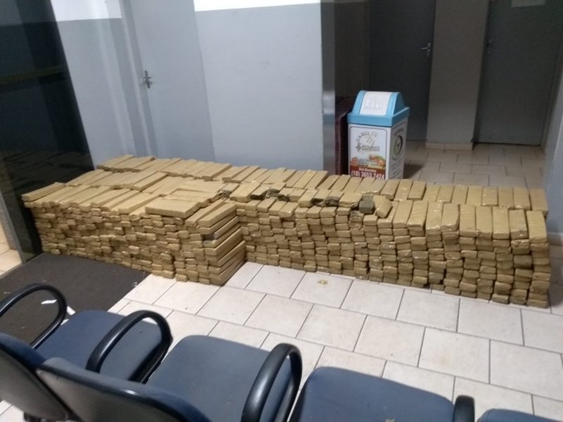 Tráfico: Jovem é preso com quase mil tabletes de maconha