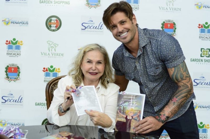 Dado Dolabella prestigia lançamento do livro de sua mãe no Garden Shopping
