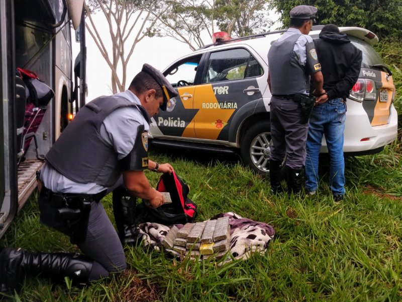 TOR prende jovem transportando 14 tijolos de maconha na bagagem