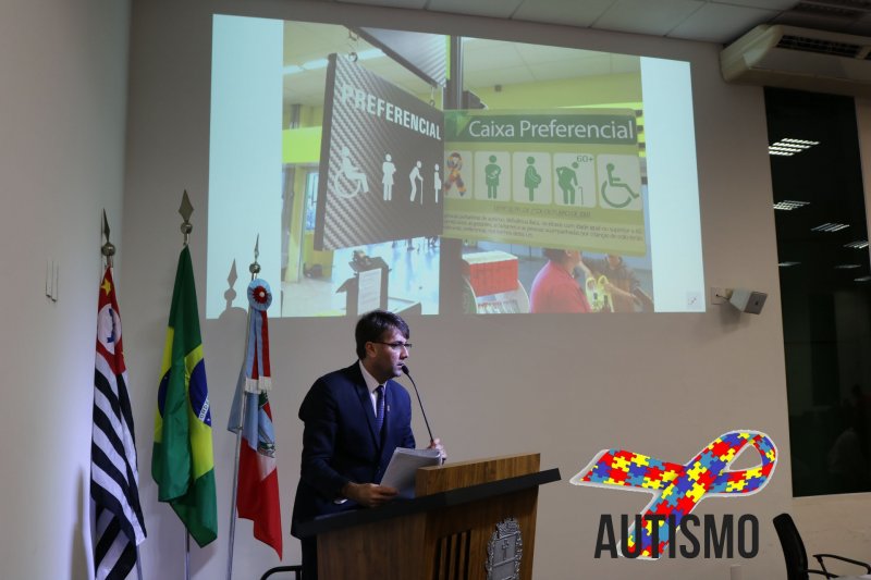 Aprovado projeto de divulgação sobre prioridade para autistas