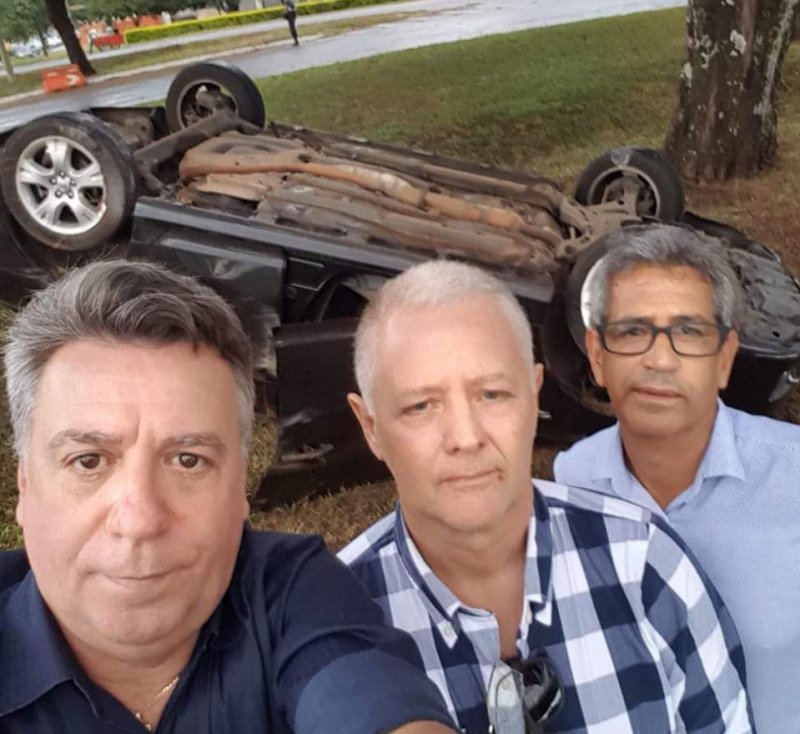 Veículo da Prefeitura sofre acidente e capota em Brasília/DF