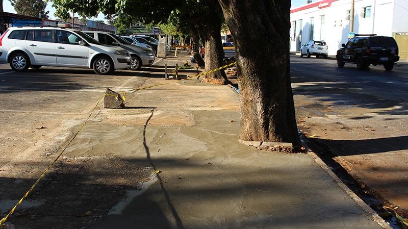 Prefeitura executa reparos em calçadas da avenida Rui Barbosa