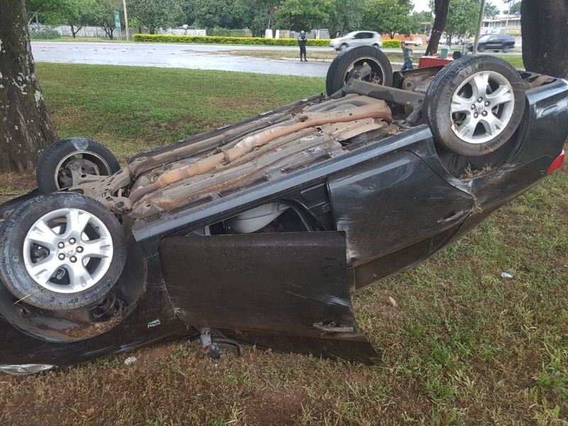 Carro oficial do Gabinete capota após acidente em Brasília/DF