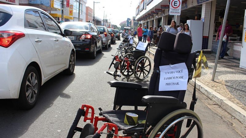 Campanha de educação no trânsito chama atenção no centro de Penápolis