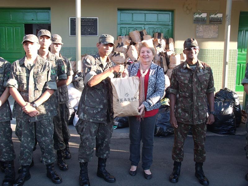5 mil peças: Tiro de Guerra entrega agasalhos para o Fundo Social