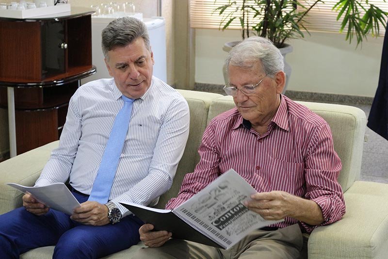 Escritor e músico: Penapolense doa ao município acervo de obras musicais