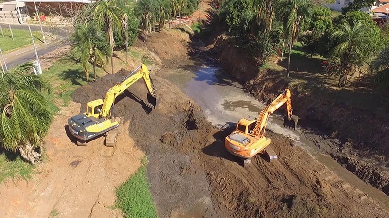 Obras: Fase final do desassoreamento do córrego Santa Leonor
