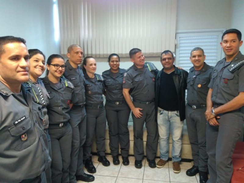 Agradecimento: Vítima de sequestro em Araçatuba visita PMs do Copom