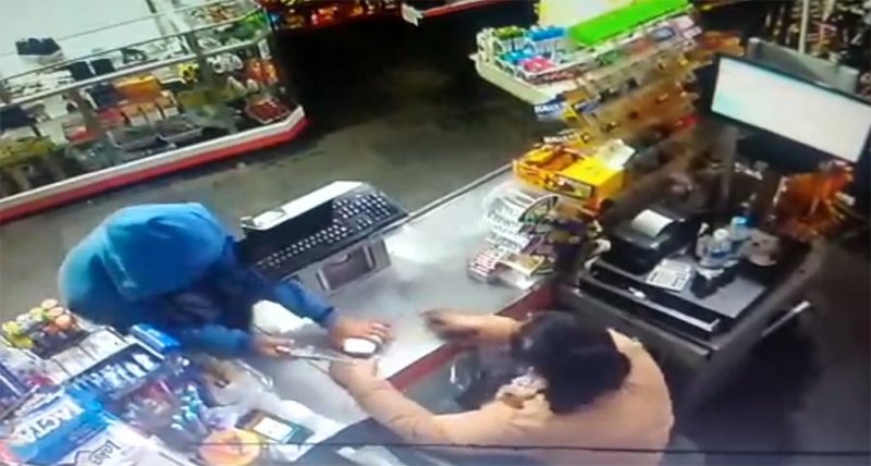 Bandidos armados e encapuzados assaltam mercado