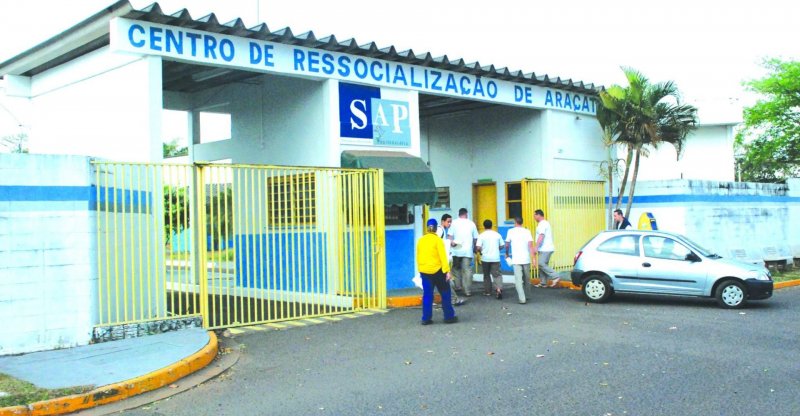 Advogada rasga a roupa para tentar entrar em CR