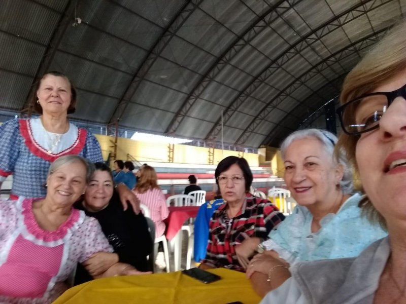 Turma de alongamento realiza Festa Julina