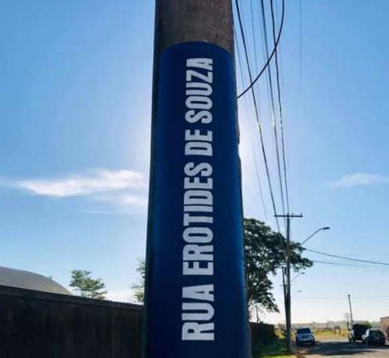 Vereador requer pintura com nomes de ruas em postes