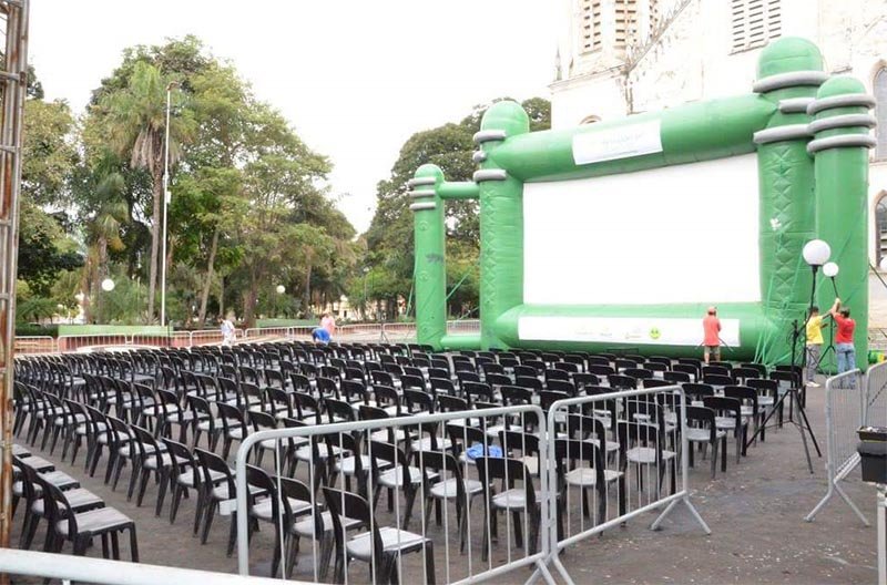 Praça Carlos Sampaio: Super telão de cinema exibe 