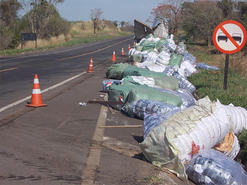 Colisão entre carro e caminhão deixa dois mortos