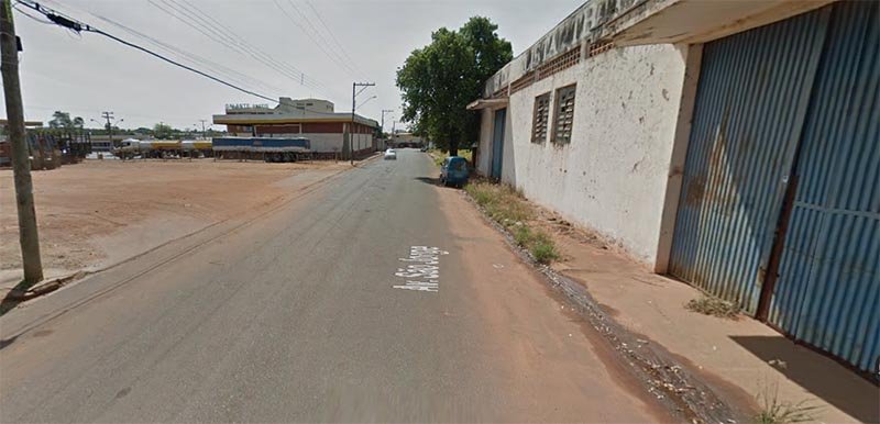 Duas pessoas ficam feridas após carro colidir em poste