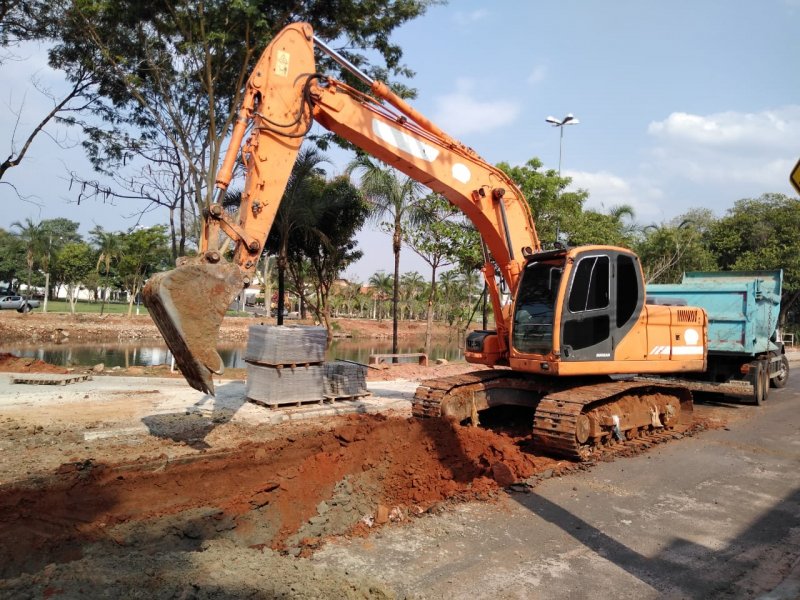 Parque Santa Leonor tem obras em rede de esgoto