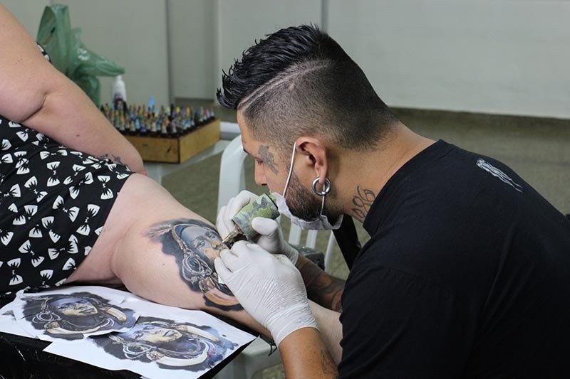 Tatuadores de todo o Brasil participam do 2º Penápolis Tattoo Fest