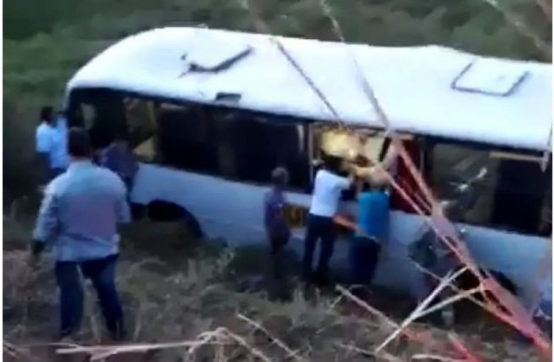 Um morre e 22 pessoas ficam feridas após ônibus capotar