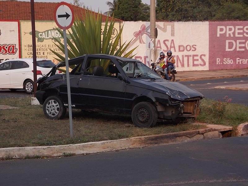 Semana de Trânsito: Carro capotado exposto em rotatória chama a atenção 