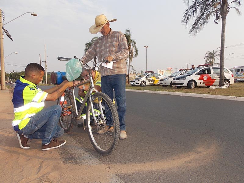  Ciclistas recebem kits refletivos e orientações do trânsito
