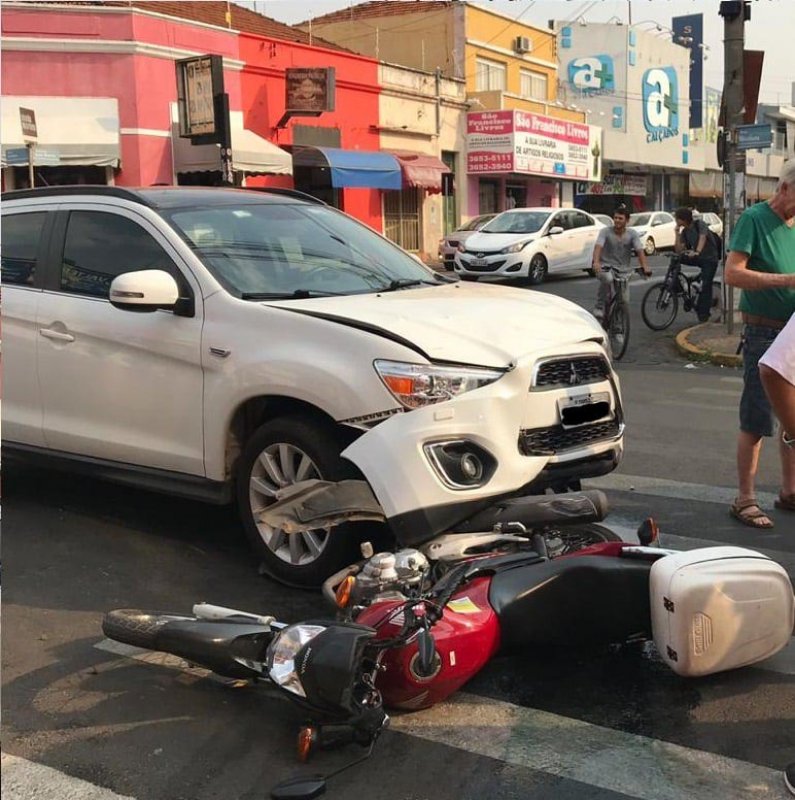 Motociclista fica ferido após colisão com carro