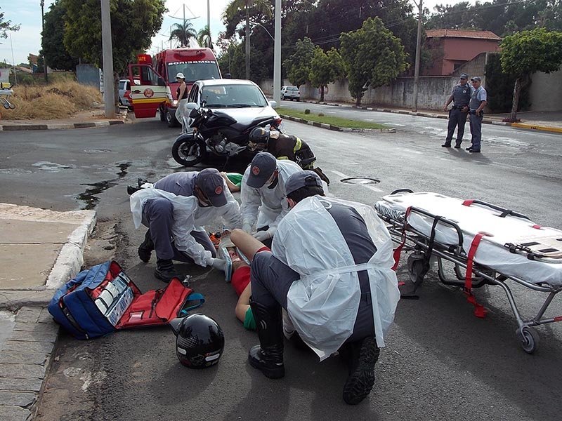 Bombeiros promovem simulação de resgate de acidente