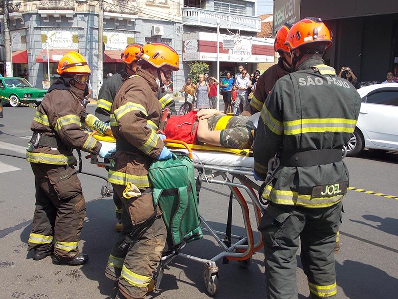 Avaliação: Bombeiros simulam resgate após acidente no centro