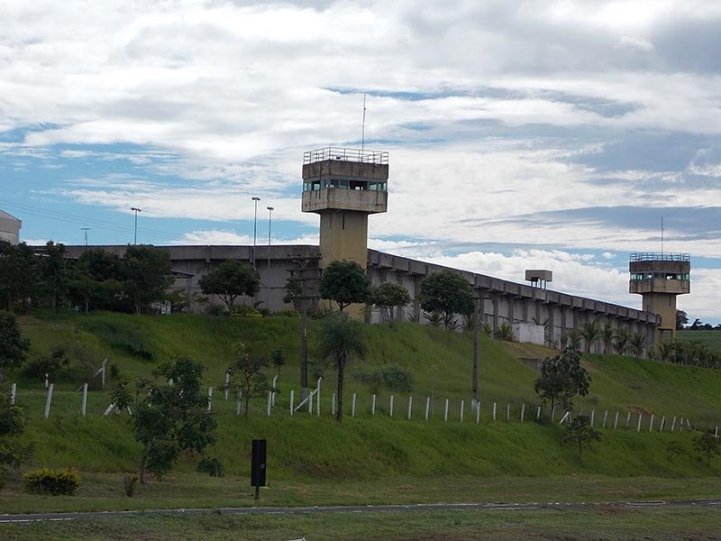 Auxiliar tenta entrar com maconha em penitenciária