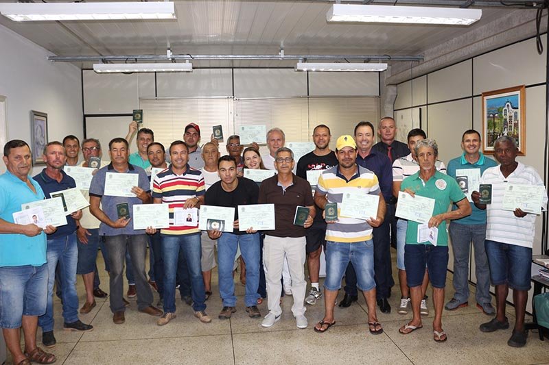 Participantes recebem certificado de marinheiro fluvial