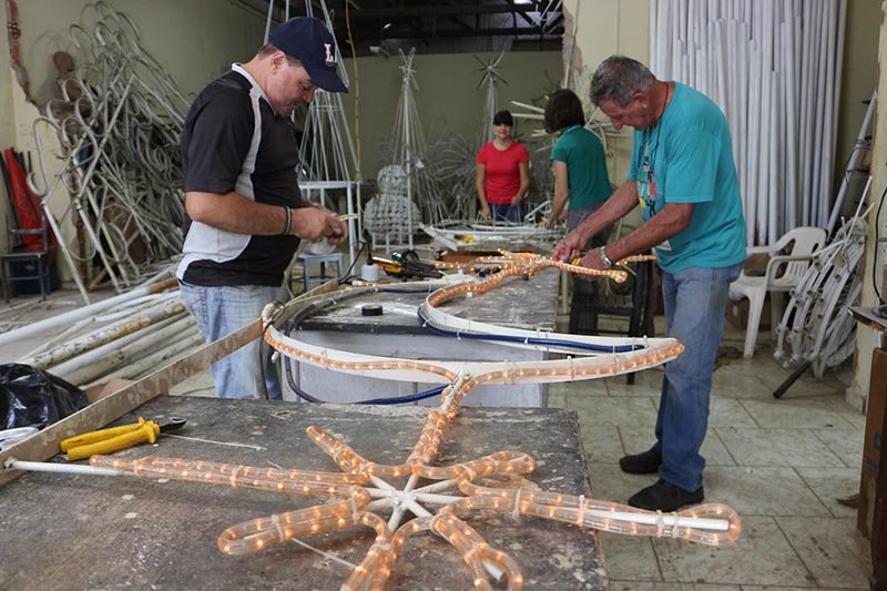 Natal de Luzes: Ruas de Penápolis começam a receber decoração natalina