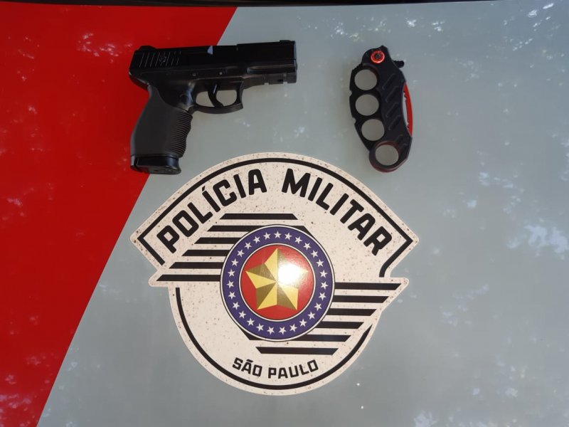 PM apreende arma de brinquedo com homem no centro
