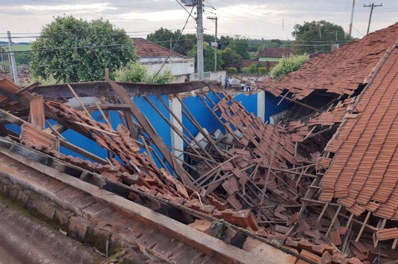 Teto de antiga boate desaba em Avanhandava