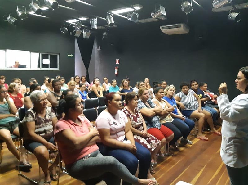 Mulheres participam de palestra do “Outubro Rosa” no Cras – Planalto