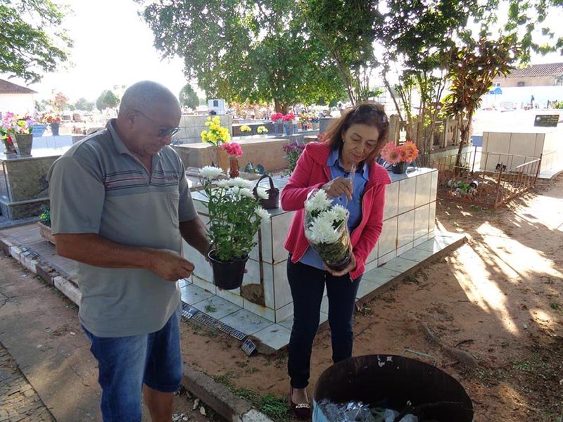 Finados: Vigilância orienta combate ao Aedes aegypti no cemitério
