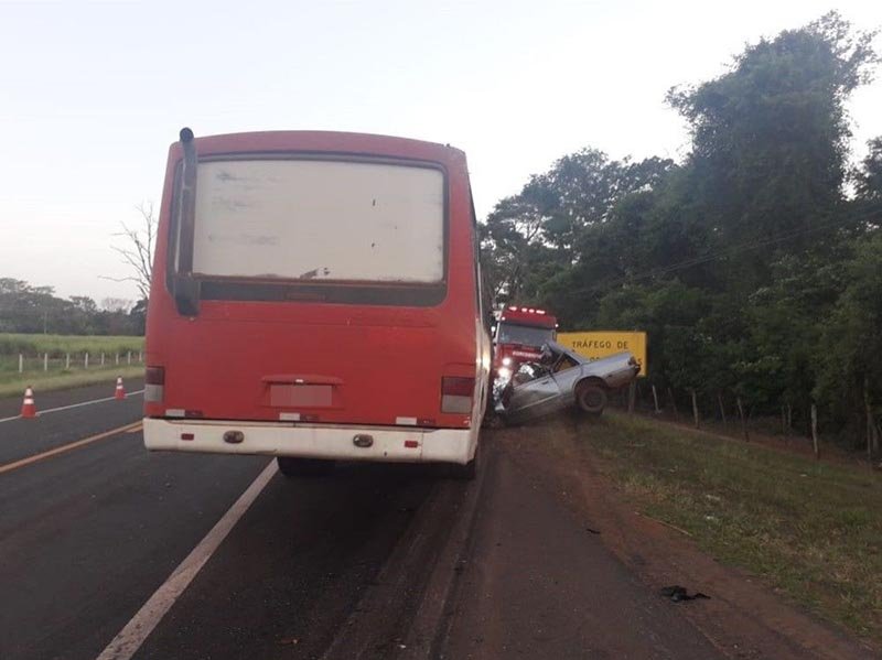 Lavrador morre após colidir carro em ônibus