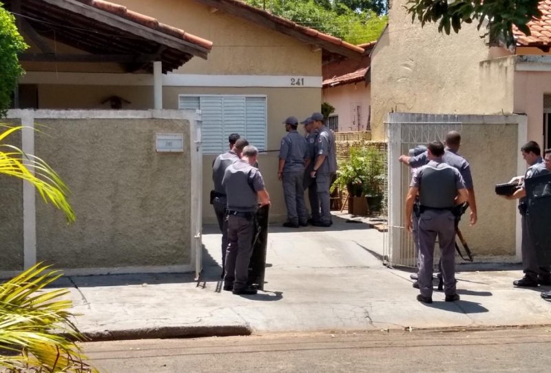 Homem com faca se tranca em casa e ameaça atear fogo
