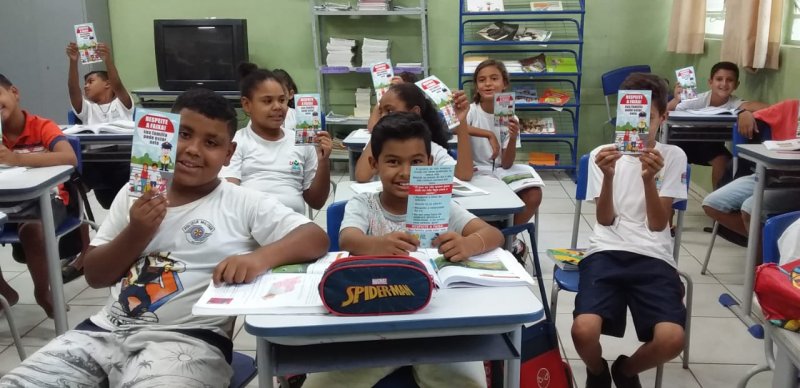Faixa de Pedestre: Secretaria faz campanha de conscientização em escolas e semáforos