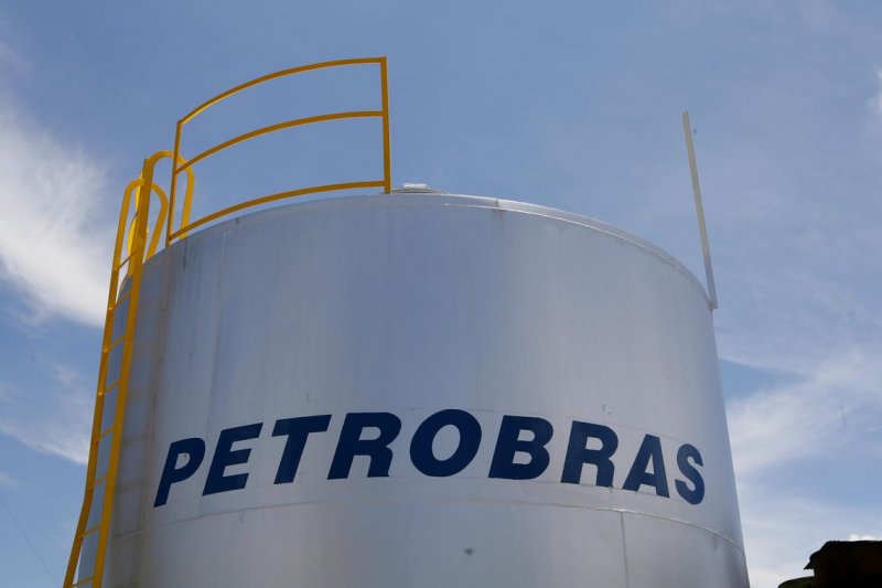 Petrobras reajusta preço da gasolina em 2,8%