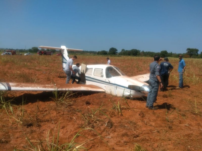 Avião faz pouso forçado na zona rural de Penápolis