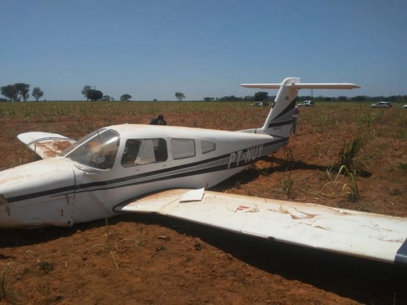 Piloto faz pouso forçado em canavial