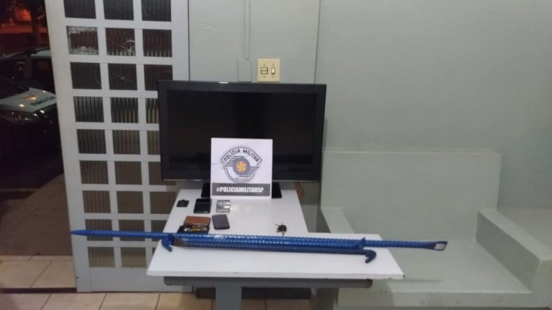 Dupla é presa após arrombar prédio e furtar TV
