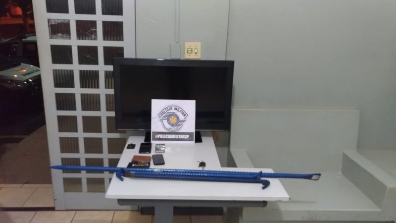Dupla é presa tentando furtar televisão