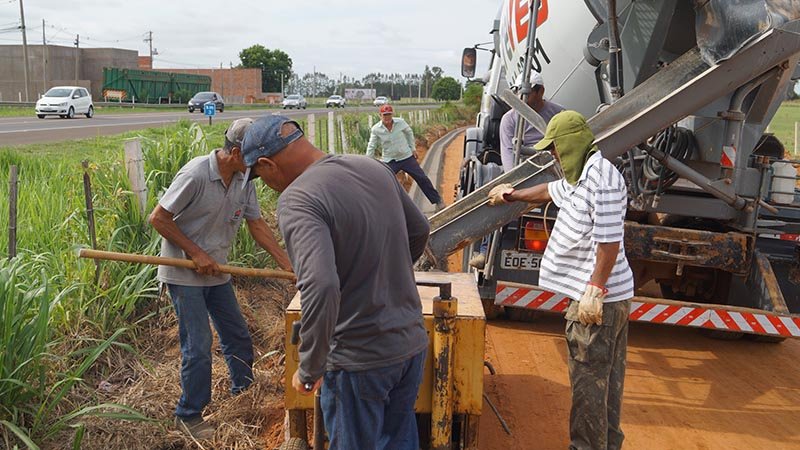 Prefeitura implanta guias e sarjetas na Marginal Rita Aguirre Monteiro