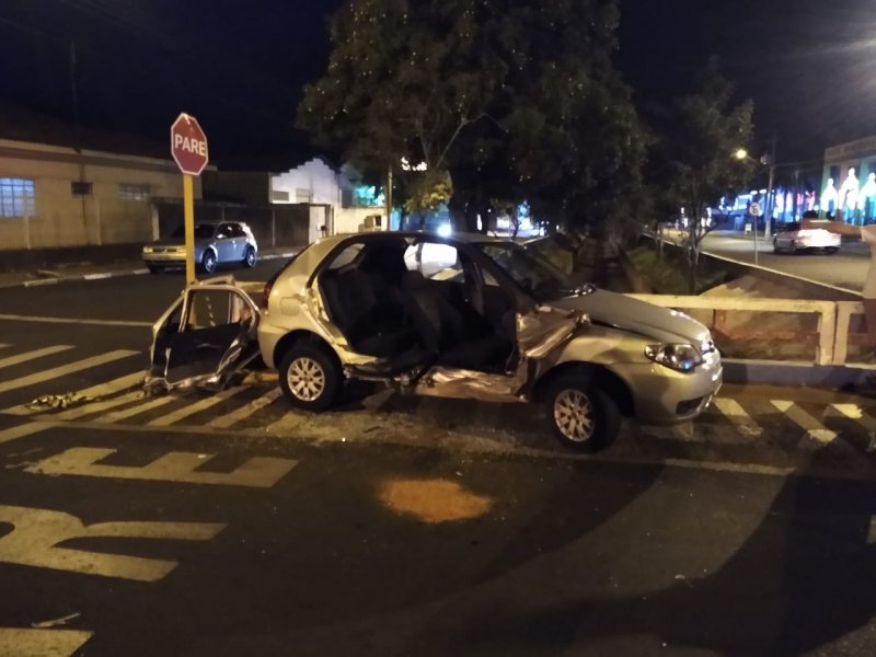Colisão de veículos no centro deixa dois feridos 