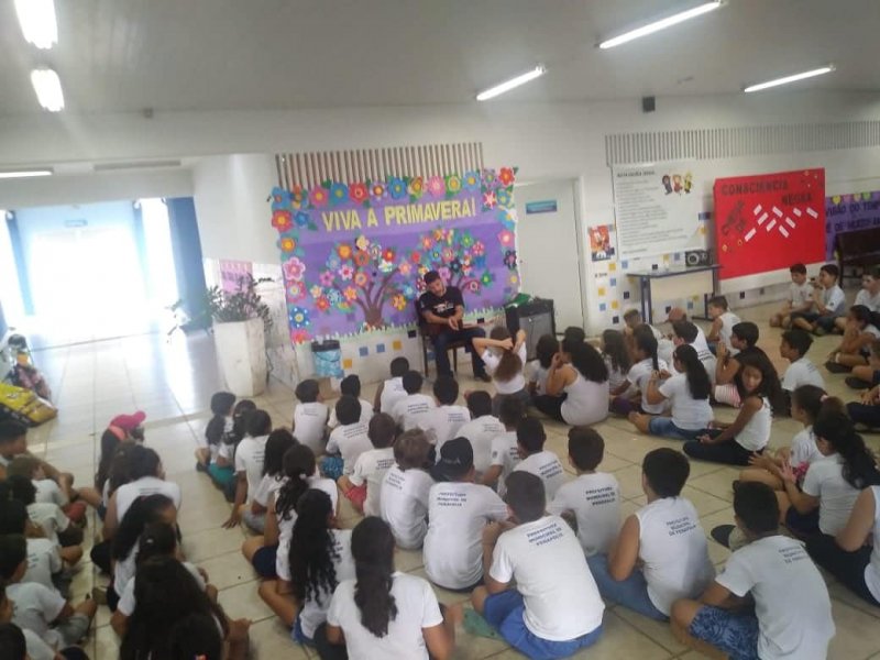 Biblioteca comemora fim de ano com contação de histórias e música