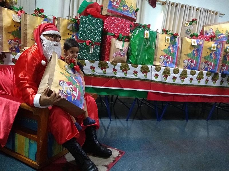 Crianças do Lactário recebem festa e presentes especiais