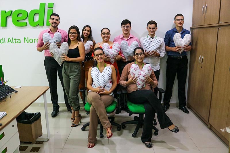 Colaboradores do Sicredi fazem almofadas do coração para pessoas com câncer de mama