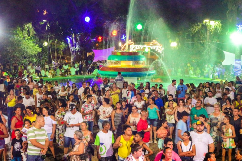Festa de Réveillon reúne milhares de pessoas na Praça Carlos Sampaio