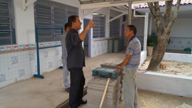 Feltrin confere andamento da obra na Emei Francisco Conte 