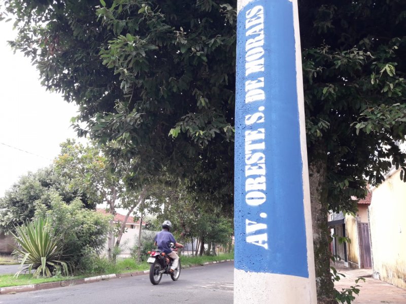 Postes de energia recebem identificação com nomes de ruas 